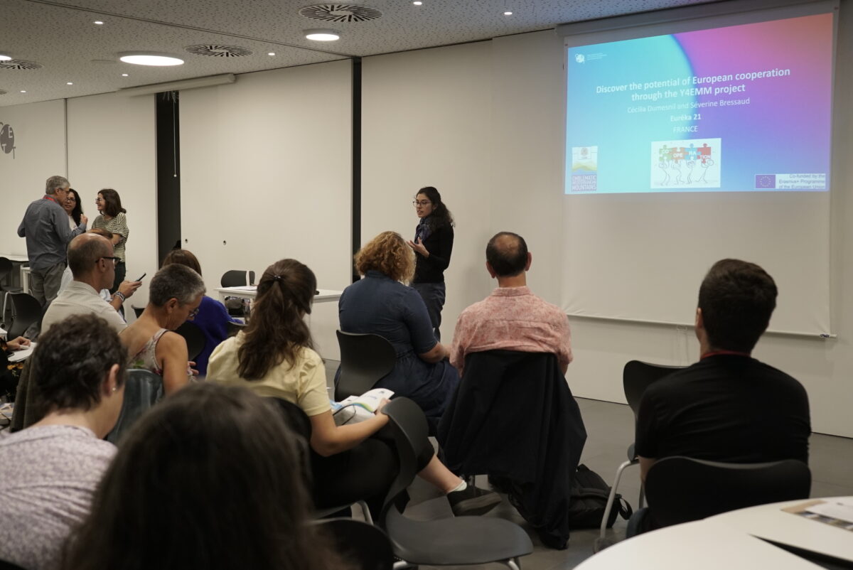 Présentation face à une salle de participants