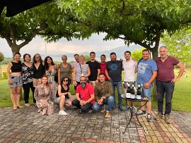 Groupe dans les vignes